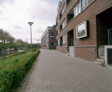 127056 Gezicht in de Tanimbarkade te Utrecht met rechts enkele appartementencomplexen en links de Oude Rijn.